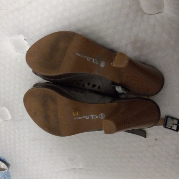 The shoes are really nice but they are 2 sizes too big and I can't wear them - Picture 4 of 4